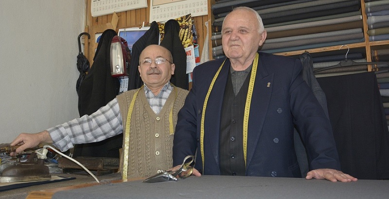 ÇORUMLU ESNAF 45 YILDIR ELBİSE DİKİYOR