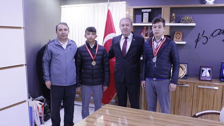 BAŞARILI GÜREŞÇİLERDEN ŞAHİNER’E ZİYARET