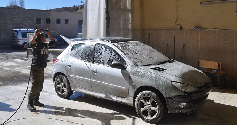 KADIN YIKAMACI GÖRENLERİ ŞAŞIRTTI