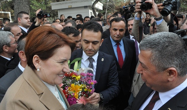 AK?ENER??N ÇORUM Z?YARET? ESK? MHP M?LLETVEK?L? MERAL AK?ENER: ?M?LLETLE BERABER YÜRÜMEYE DEVAM EDECE??Z? ?M?LLET?N VE ÜLKÜCÜ KARDE?LER?M?Z?N SES?N? DUYUYORUZ, YA BA?ARACA?IZ YA BA?ARACA?IZ?