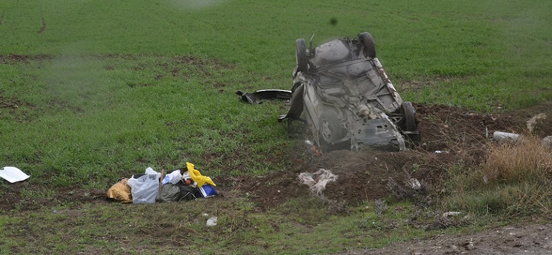 ÇORUM’DA OTOMOBİL TAKLA ATIP TARLAYA UÇTU