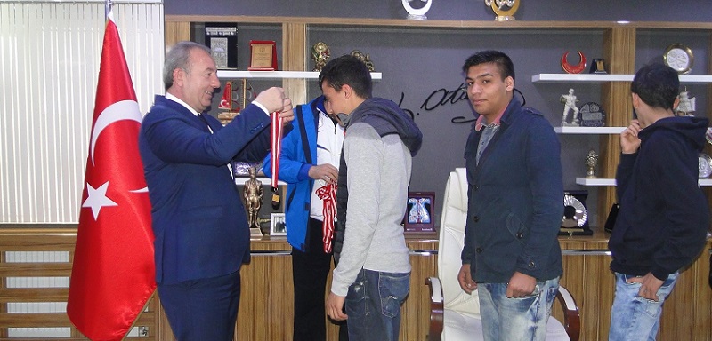 ŞAHİNER BAŞARILI SPORCULARI ÖDÜLLENDİRDİ