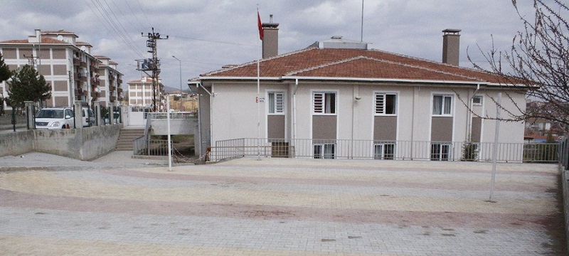 ÖĞRENCİLER ARTIK ÇAMUR’DAN KURTULDU