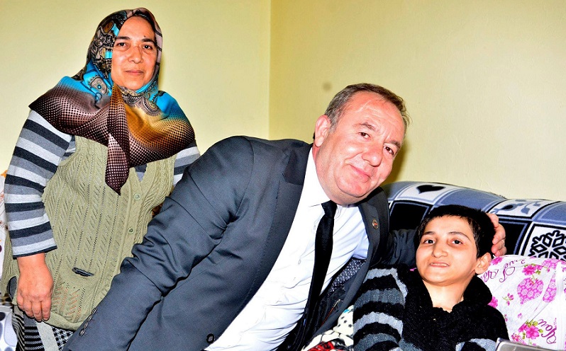 BAŞKAN ŞAHİNER ENGELLİ GENCİ SEVİNDİRDİ