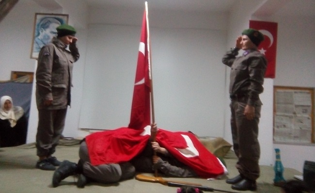 ‘SANCAKLAR DÜŞMEYECEK’ TİYATROSU BEĞENİLDİ