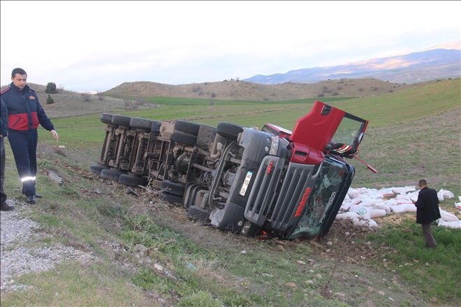 ÇORUM’DA ÇELTİK YÜKLÜ TIR ŞARAMPOLE DEVRİLDİ