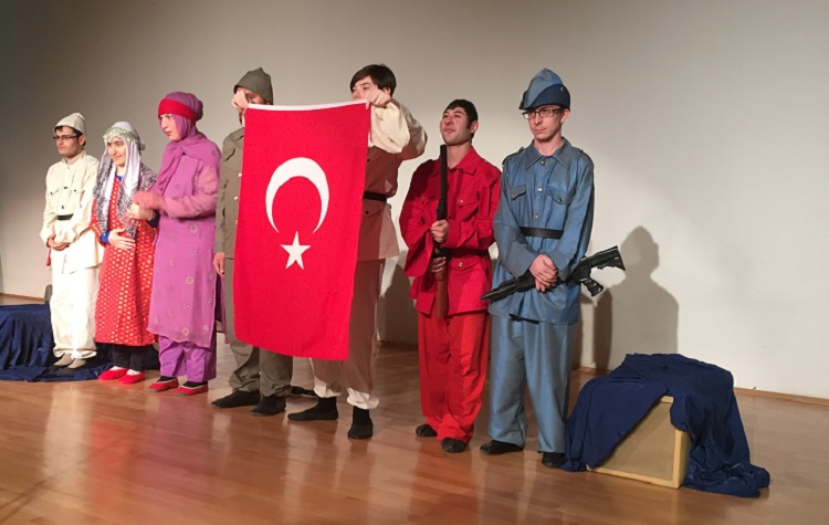 ENGELLİ ÖĞRENCİLERDEN DUYGU DOLU TİYATRO