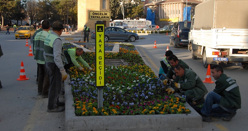 SAAT KULESİ ETRAFI ÇİÇEKLERLE RENKLENDİ