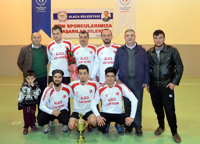 VOLEYBOL’DA TURNUVANIN BİRİNCİSİ İYC OLDU