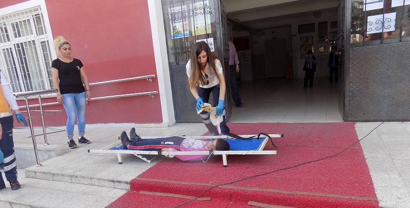 TRAFİKTE İLKYARDIM UYGULAMALI ANLATILDI