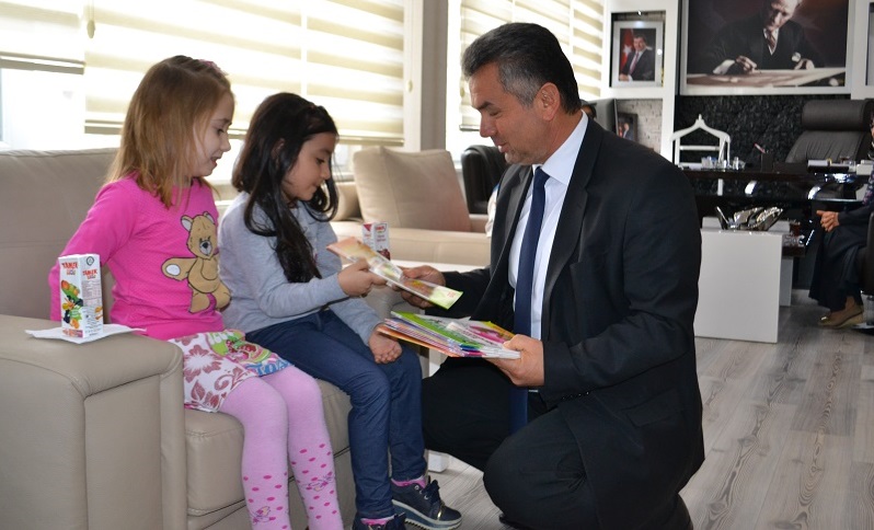 BAŞKAN MİNİK MİSAFİRLERİYLE TEK TEK İLGİLENDİ