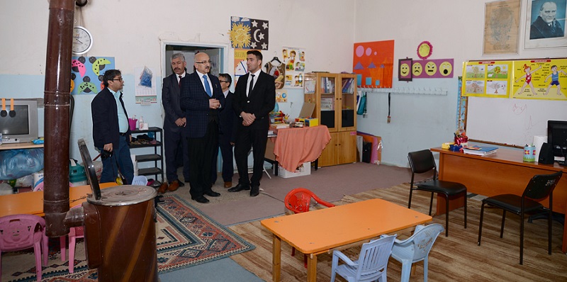MİLLİ EĞİTİM MÜDÜRÜ KÖY OKULUNU DENETLEDİ