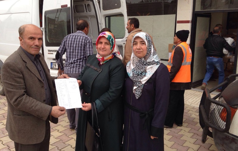 ORTAKÖYLÜ BAYANLARDAN TÜRKMENLERE YARDIM