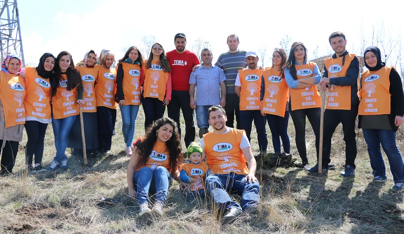 ÇORUM’DA ÜNİVERSİTE ÖĞRENCİLERİ FİDAN DİKTİ