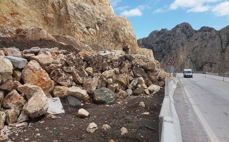 KIRKDİLİM YOLUNDA HEYELAN TEMİZLİĞİ BAŞLADI