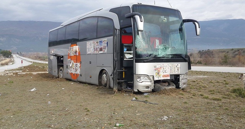 YOLCU OTOBÜSÜ ÇAMURA SAPLANDI