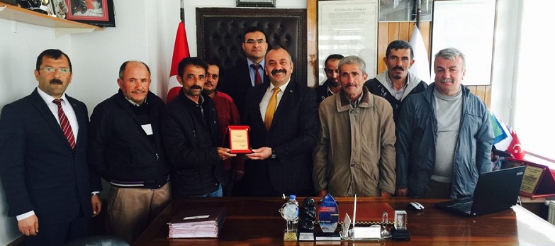 İŞÇİLERDEN TANER İSBİR’E TEŞEKKÜR PLAKETİ