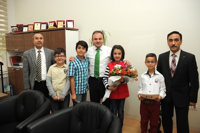 CANDAN ÖĞRENCİLERLE RÖPORTAJ YAPTI