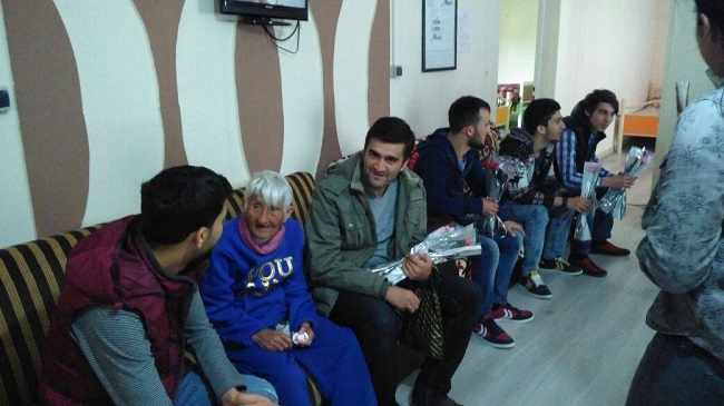 DUYARLI GENÇLER YAŞLILARIN GÖNLÜNÜ ALDI