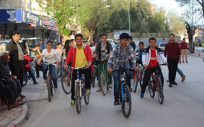ÜLKÜCÜ GENÇLER SAĞLIK İÇİN PEDAL ÇEVİRDİ