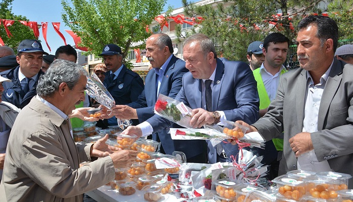 BAŞKAN ŞAHİNER LOKMA VE GÜL DAGITTI