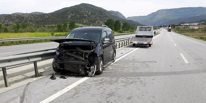 OTOMOBİL SÜRÜCÜSÜ BARİYERE ÇARPTI