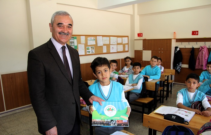 BAŞKANDAN ÖĞRENCİLERE ÇEVRECİ SET HEDİYESİ