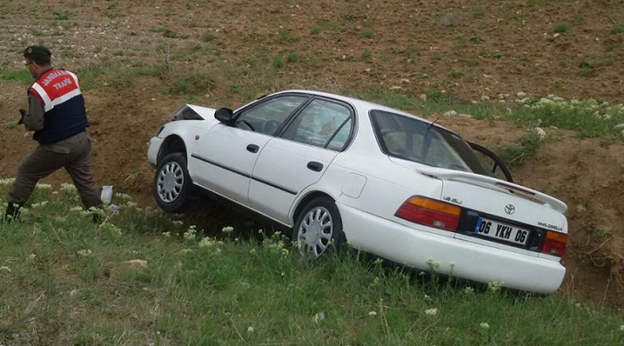 ÇORUM’DA OTOMOBİL ŞARAMPOLE UÇTU: 4 YARALI