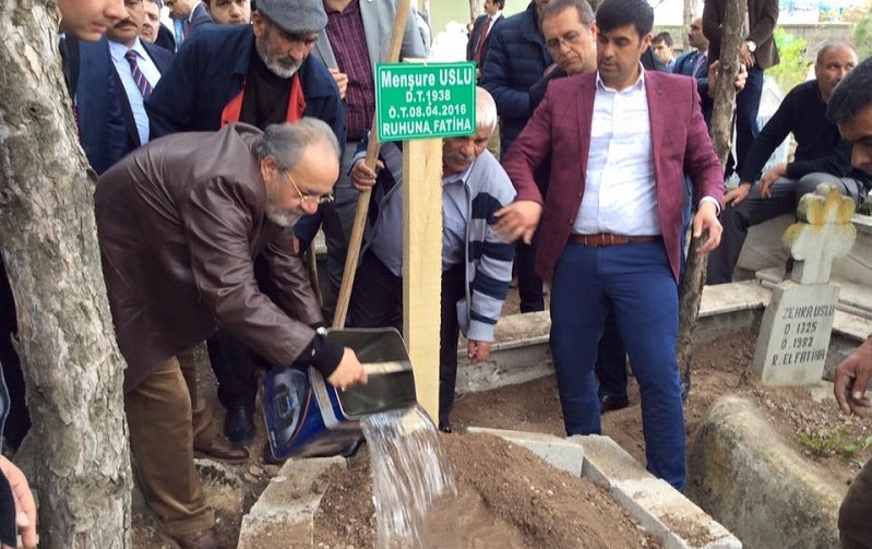 SALİM USLU’NUN ANNESİ DUALARLA UĞURLANDI