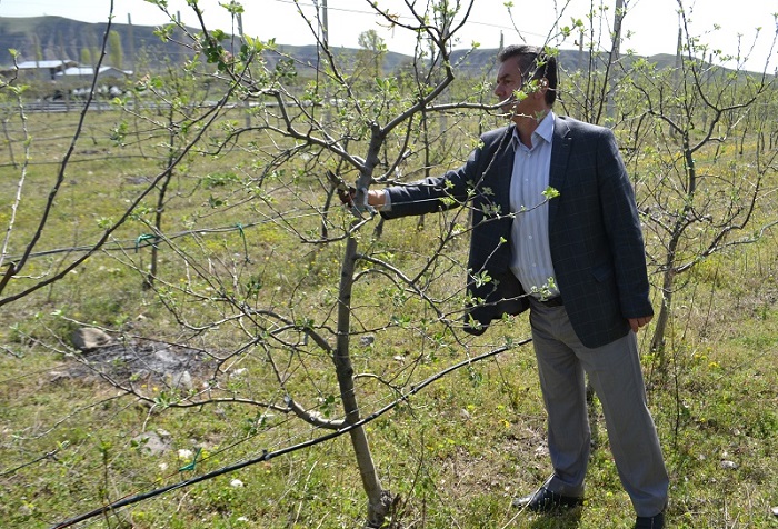 BAŞKAN HÜNERLERİNİ BAHÇEDE GÖSTERDİ