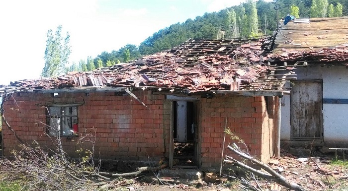ÇORUM’DA ÇIKAN HORTUM ÇATILARI UÇURDU