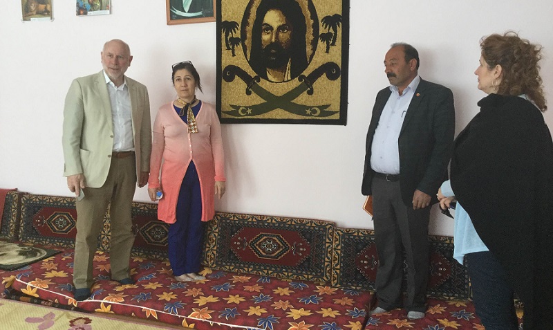 BÜYÜKELÇİ ÇORUM’DA CEMEVİNİ ZİYARET ETTİ