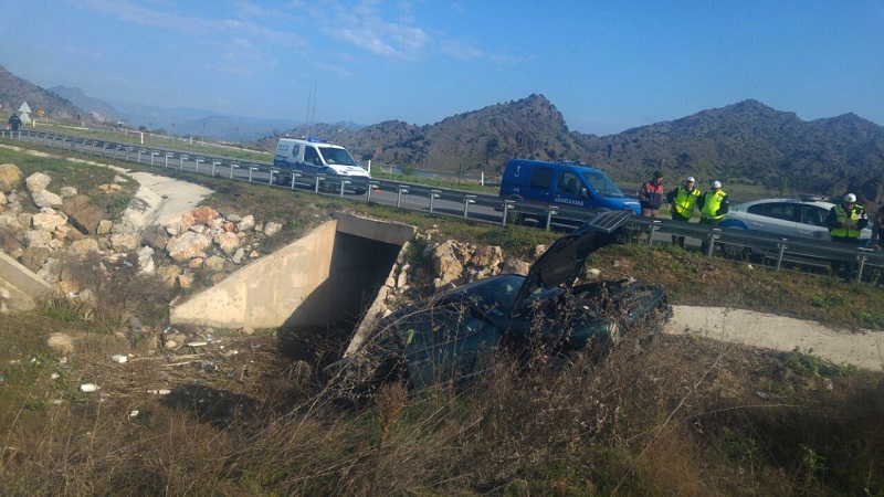 ÇORUM’DA SÜRÜCÜ ARACIYLA MENFEZE UÇTU
