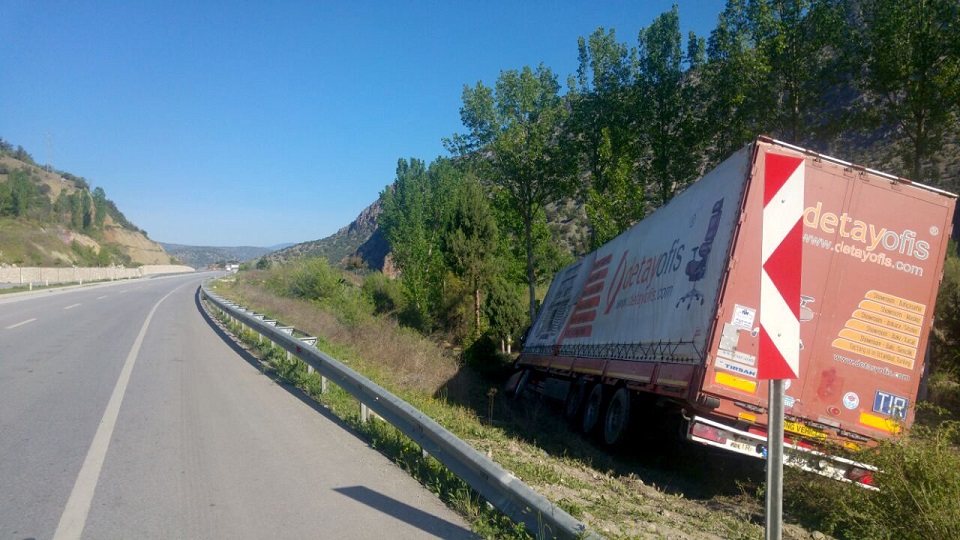 ÇORUM’DA TIR KAZASI UCUZ ATLATILDI