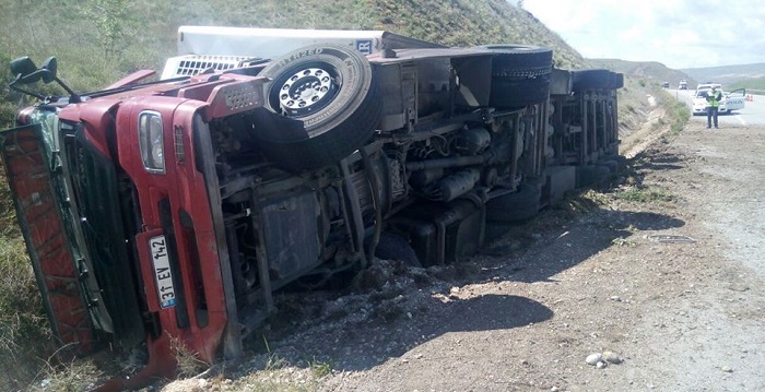 ÇORUM’DA DONDURMA YÜKLÜ TIR DEVRİLDİ