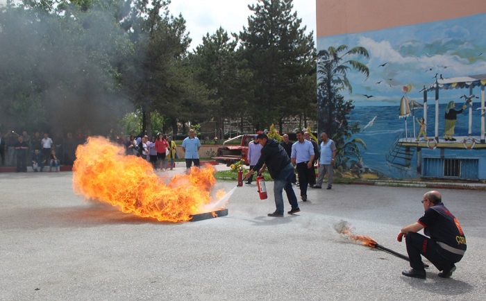 HUZUREVİ ÇALIŞANLARI YANGIN TATBİKATI YAPTI