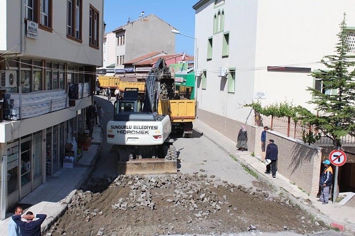 SUNGURLU’DA YOL ÇALIŞMASI SÜRÜYOR