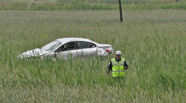 ÇORUM’DA OTOMOBİL TARLAYA UÇTU