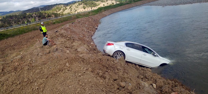 OTOMOBİL NEHİRE BÖYLE UÇTU