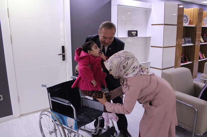 ŞAHİNER MİNİK NEZAKET’İ VE ANNESİNİ SEVİNDİRDİ