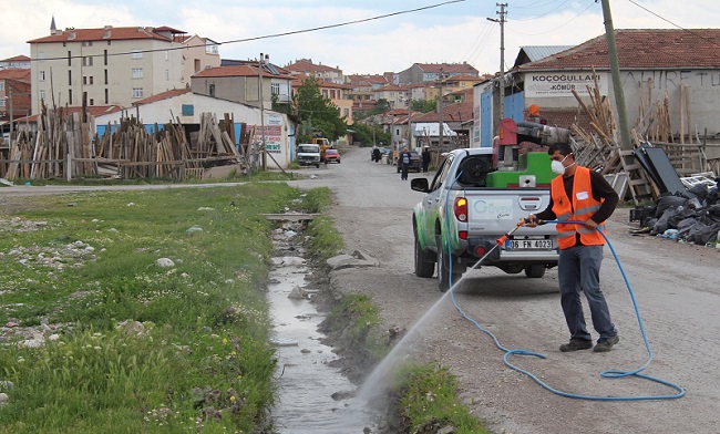 BELEDİYE İLAÇLAMA ÇALIŞMALARINA HIZ VERDİ