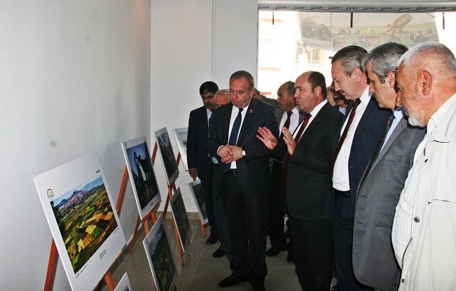 TARIM VE İNSAN KONULU FOTOĞRAF SERGİSİ AÇILDI
