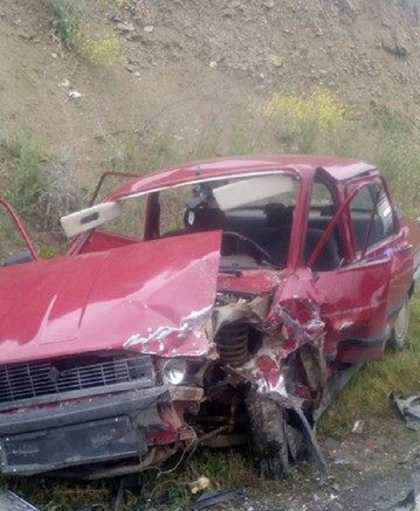 İKİ OTOMOBİL KAFA KAFAYA ÇARPIŞTI: 5 YARALI