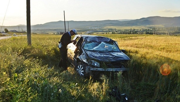OTOMOBİL TARLAYA UÇTU: 2 YARALI