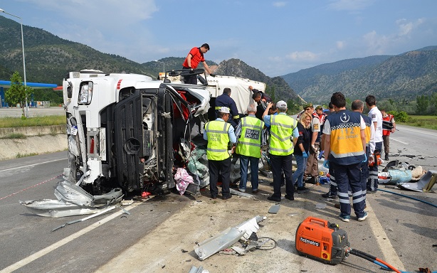 ÇORUM’DA FECİ TIR KAZASI: 2 ÖLÜ