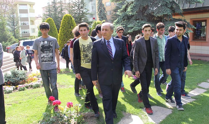 ÇORUM VALİSİ ÖĞRENCİLERİ KONAKTA AĞIRLADI