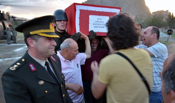 ŞEHİT ASTSUBAY ÜSÇAVUŞ MUSTAFA AYNA'NIN BABASI "OĞLUM" DİYE KOŞARAK ŞEHİTİN TABUTUNA OMUZ VERDİ. (İHA/ÇORUM-İHA)
