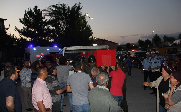 MARDİN'İN DERİK İLÇESİNDE ŞEHİT OLAN J. UZMAN ÇAVUŞ OĞUZ EMRE ERKOÇ'UN NAAŞI ÇORUM'A GETİRİLDİ. (İHA/ÇORUM-İHA)