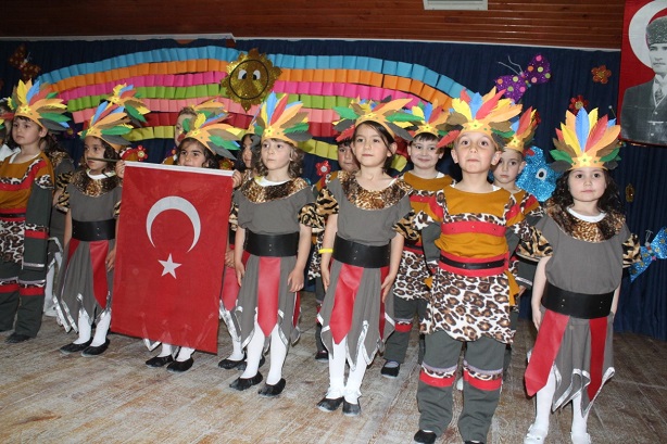 MİNİKLER YIL SONUNDA EĞLENDİ