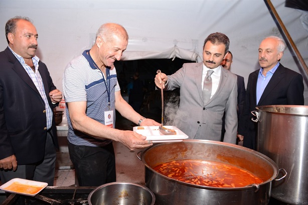 RAMAZAN ÇADIRINDA İLK İFTAR COŞKUSU